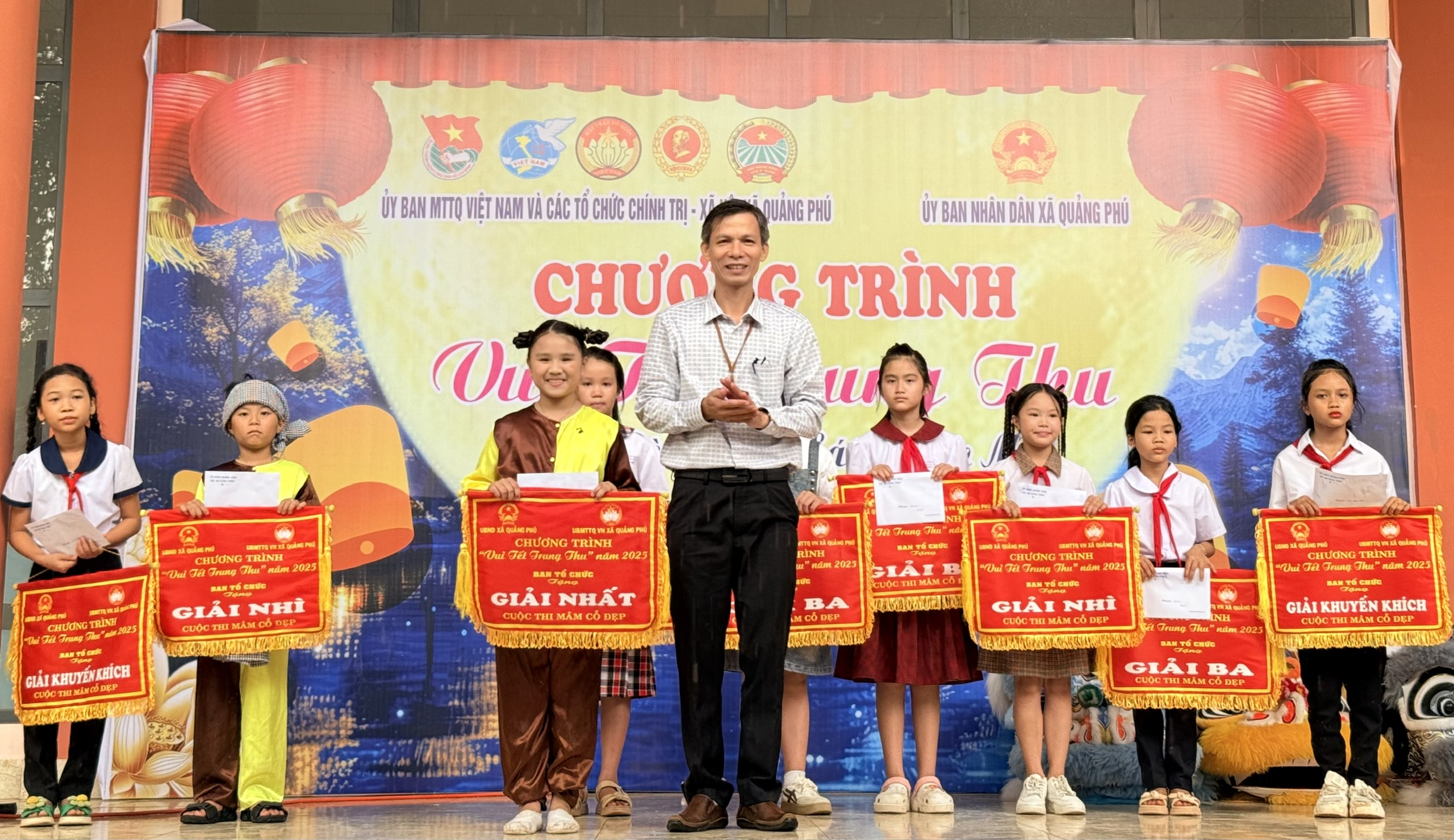 Đồng chí Nguyễn Tự Do – Phó Chủ tịch UBND xã trao giải nhất cho Trường Tiểu học Nguyễn Trãi